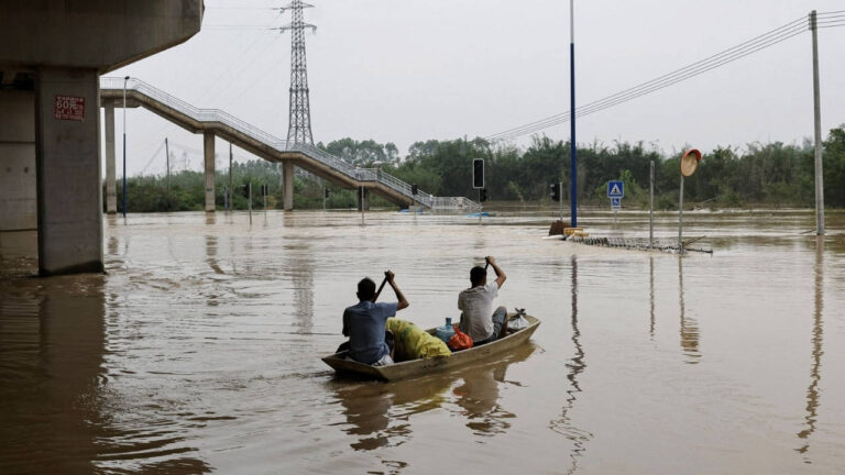 China Flood: चीन में बाढ़ से भारी तबाही, रेस्क्यू अभियान चलाया जा रहा है