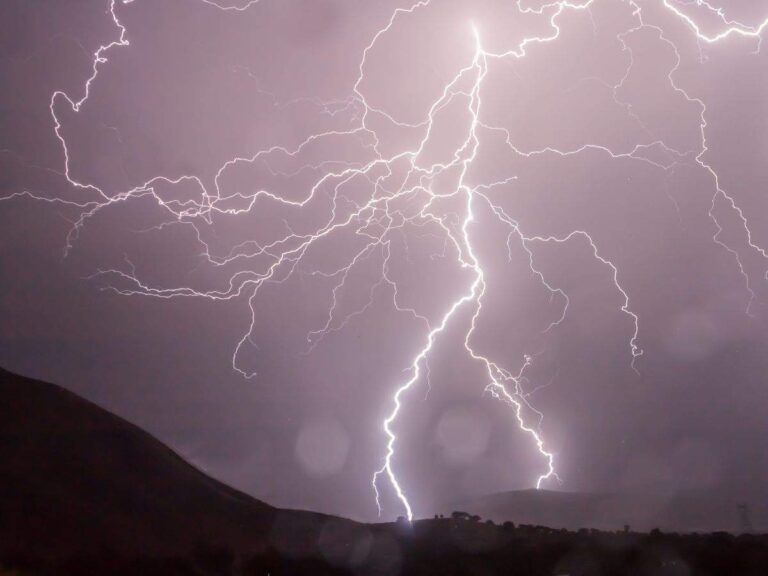 UP Weather: UP में बादलों ने डाला डेरा, बना तूफानी माहौल; गरज-चमक के साथ भारी बारिश का अलर्ट