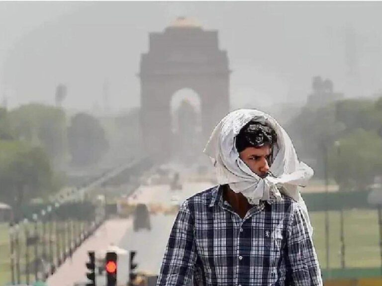 Delhi Weather: आज दिनभर चलेगी धूल भरी आंधी, दिनभर छाए रहेंगे बादल; बूंदाबांदी का अलर्ट जारी