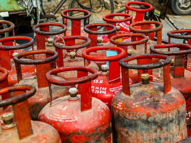 LPG Cylinder Price: आज 300 रुपये सस्ता हुआ रसोई गैस सिलेंडर, जानिए पूरी जानकारी