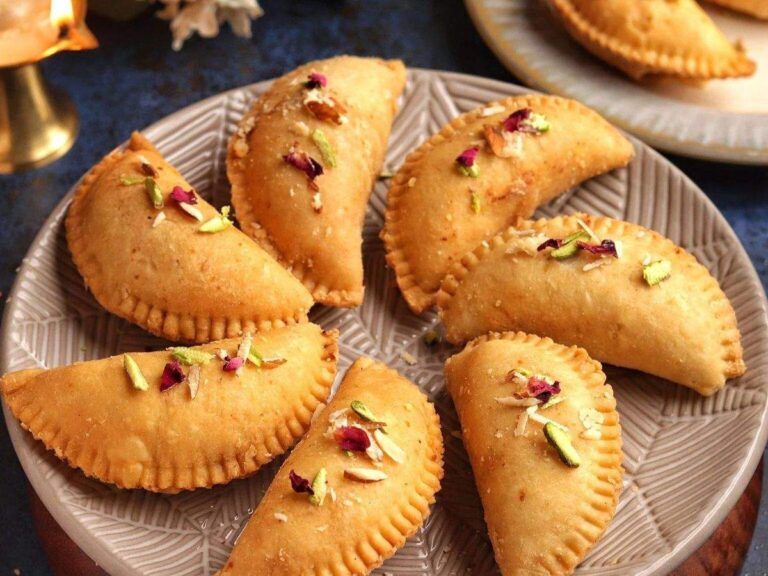 Gujiya Recipe: इस आसान रेसिपी से घर पर बनाएं लाजवाब गुजिया, मेहमान भी खाकर करेंगे तारीफ